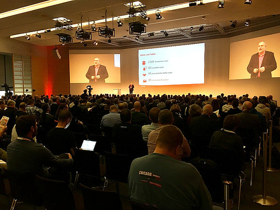 Björn Bröhl eröffnet die #DOAG2022.