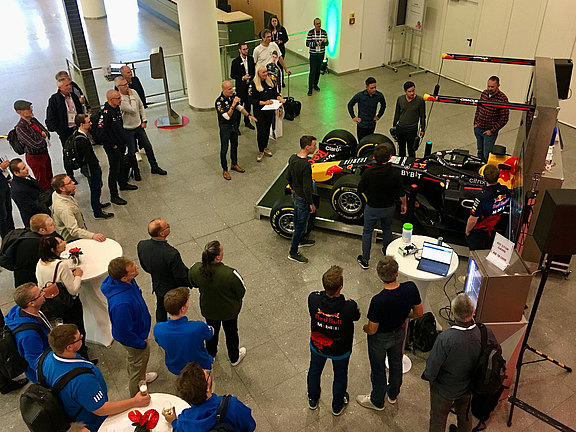 Fetter Sound und Bohrmaschinen - das Pit Stop Game by Oracle.