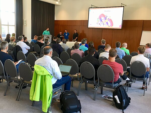 #GODEVOPS 2019: Begrüßung im Saal Senator vor der ersten Keynote. Foto: Marcos López. #GODEVOPS 2019 in Berlin. Begrüßung im Saal Senator vor der ersten Keynote. Foto: Marcos López