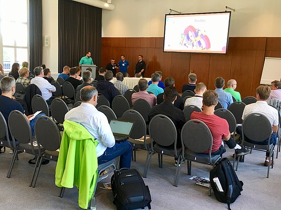 #GODEVOPS 2019: Begrüßung im Saal Senator vor der ersten Keynote. Foto: Marcos López. #GODEVOPS 2019 in Berlin. Begrüßung im Saal Senator vor der ersten Keynote. Foto: Marcos López