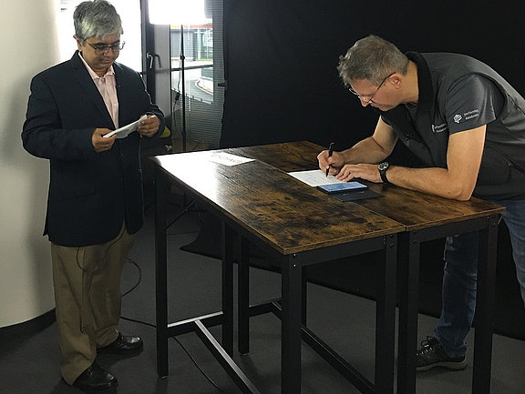 Tirthankar Lahiri und Martin Klier gehen nochmal letzte Details des bevorstehenden Interviews durch.